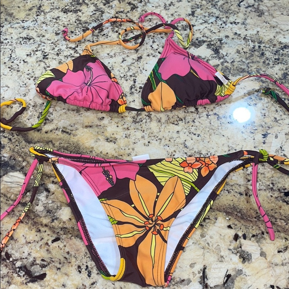 Billabong swimsuit. Includes: pads